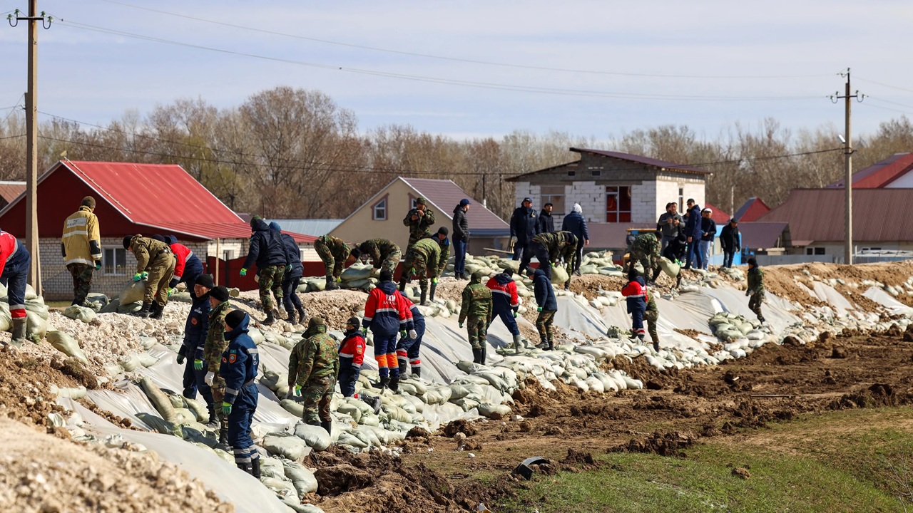 военнослужащие из алматинской области направлены в петропавловск для борьбы с паводком