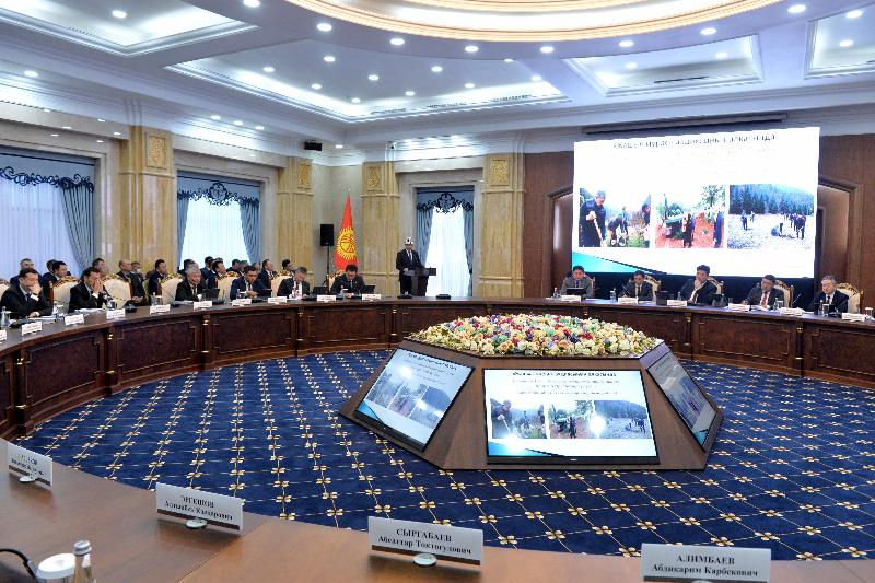 глава кабмина кыргызстана предложил проводить заседания правительства и парламента в национальной одежде