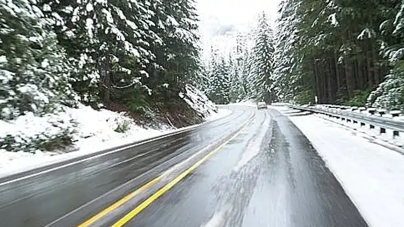 туман и снег: из-за непогоды в трех областях казахстана ограничили движение на автодорогах