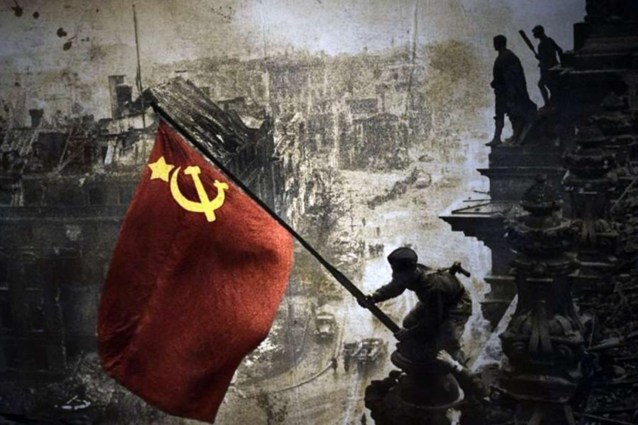 Знамя победы талызин. Красное Знамя над Рейхстагом. Красное Знамя на Рейхстаге. 9 Мая флаг на Рейхстаге. Флаг СССР над Рейхстагом.