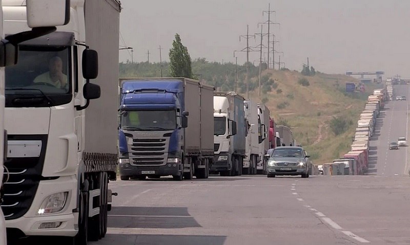 несколько сотен большегрузов застряли на казахстанско-узбекской границе