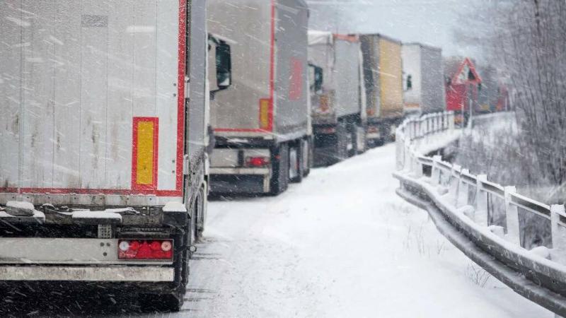 30 большегрузов из-за плохой погоды стоят на трассе в актюбинской области