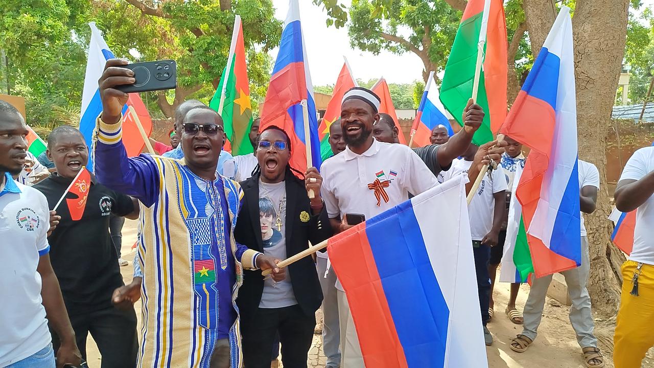 Африка вместе с Россией: в Буркина-Фасо и Нигере в день 80-летия Победы пели «Катюшу» и вспоминали, как боролись против колонизаторов (видео)