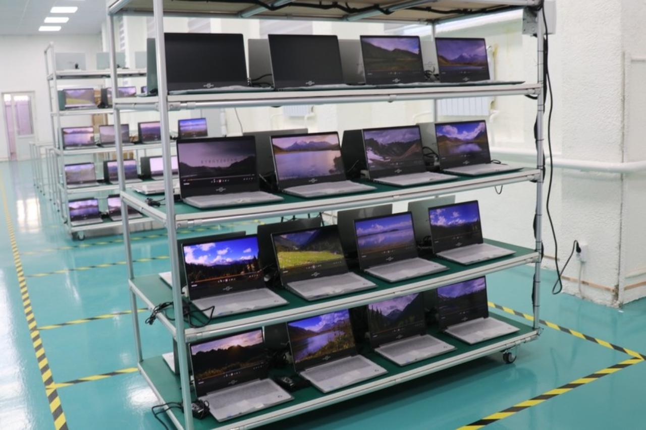 Учителям Кыргызстана с 20 января начнут выдавать бесплатные отечественные ноутбуки