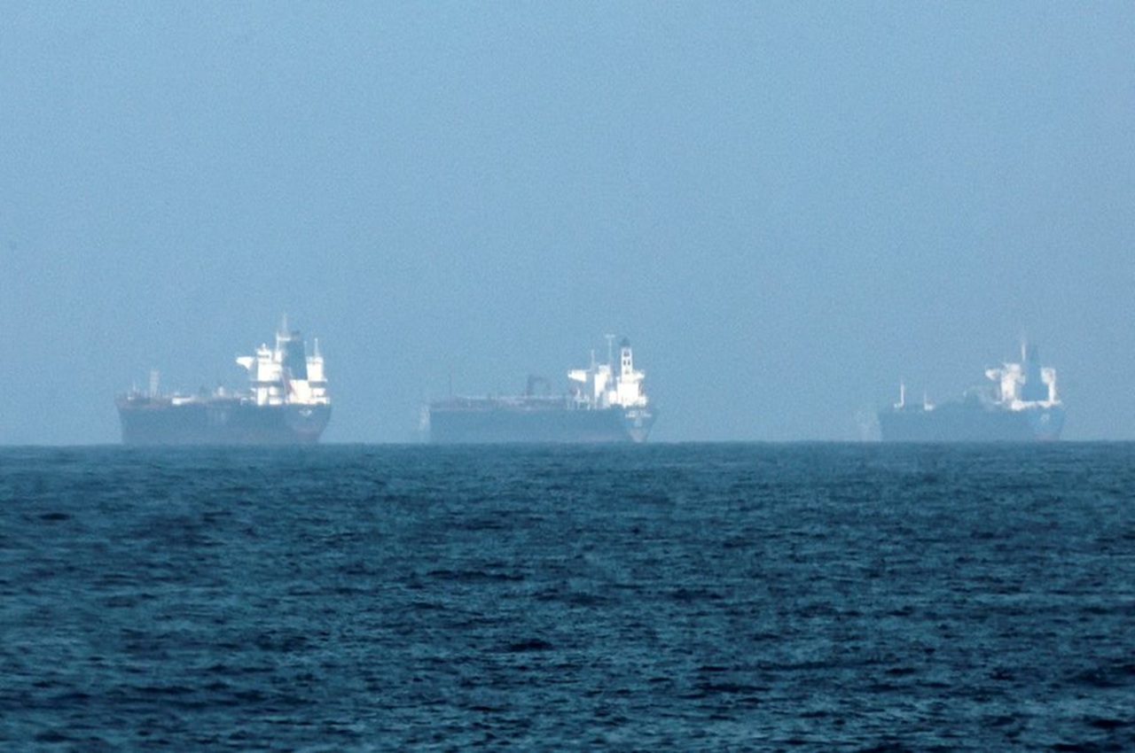 страны персидского залива снизили нефтедобычу на 6,7 млн баррелей в сутки из-за блокировки ормузского пролива