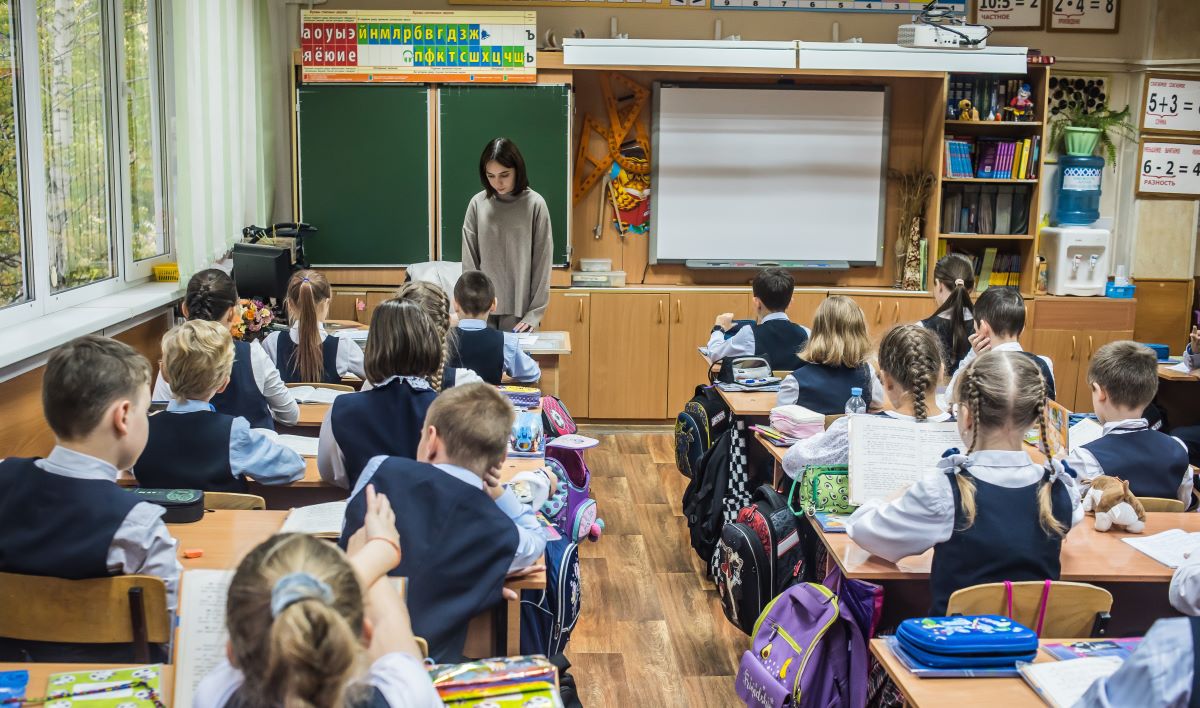 Глава таджикской автономии высказался о запрете приема детей мигрантов в школы РФ
