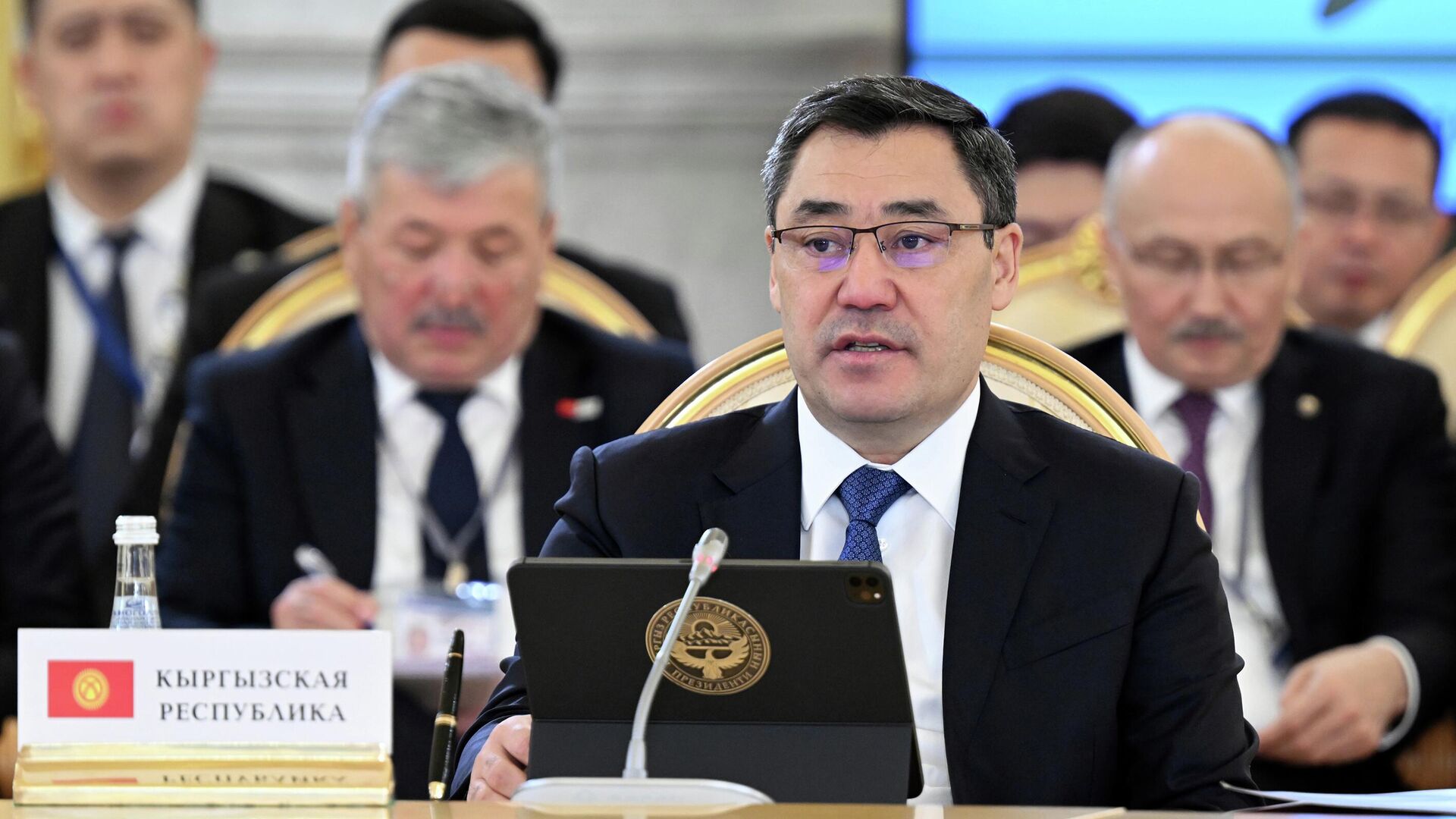 президент кыргызстана призвал разрешить мигрантам в еаэс заполнять документы удаленно