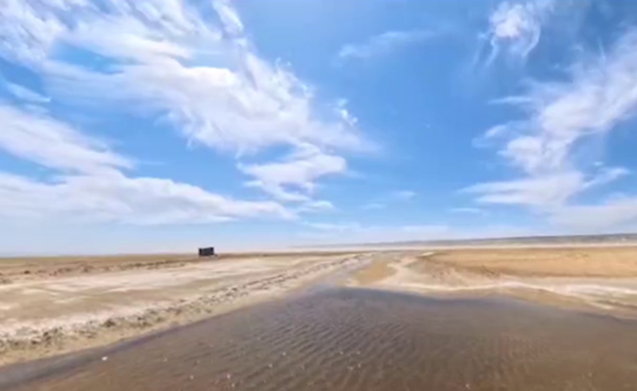 на высохшем дне аральского моря начали добычу артезианских вод