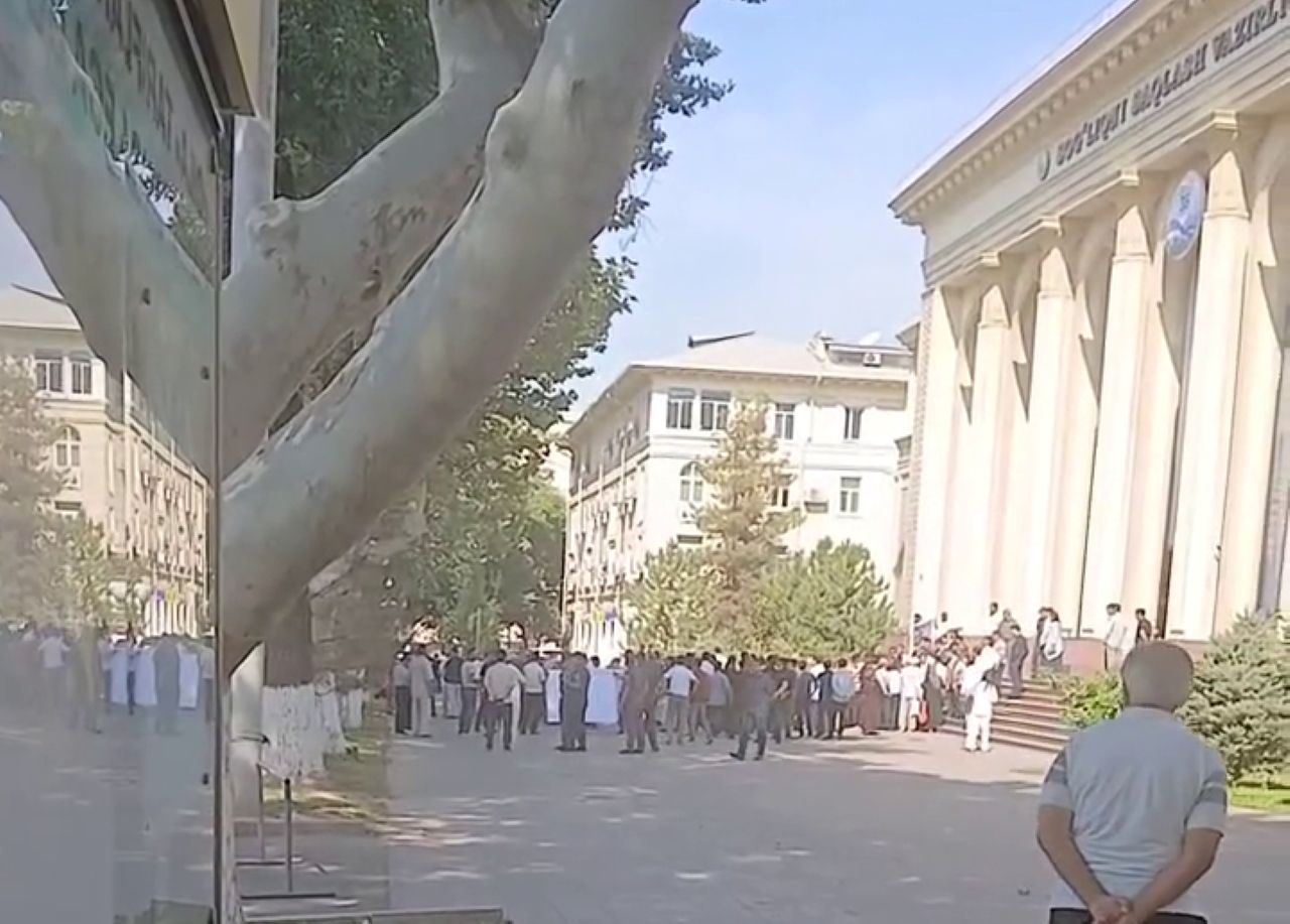 «не выдали ни одной таблетки»: родители 400 тяжелобольных детей собрались у входа в минздрав узбекистана