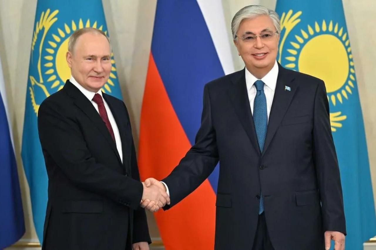 Визит на фоне турбулентности: Путин едет в Казахстан, Токаев балансирует между союзниками и санкциями