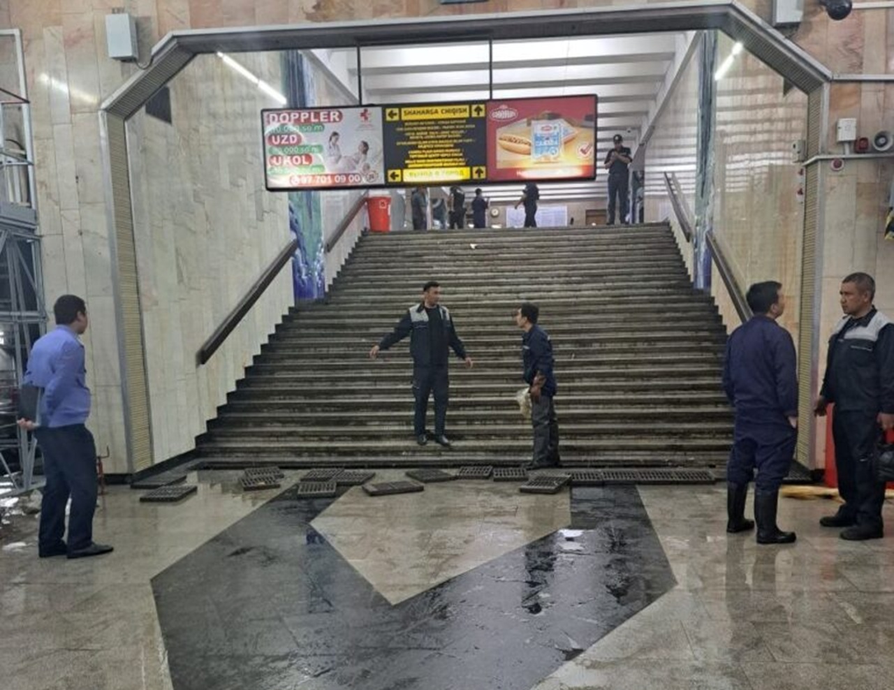 сильный ливень обрушился на ташкент: подтопление станции метро «чорсу», затопленные улицы и отключения электричества