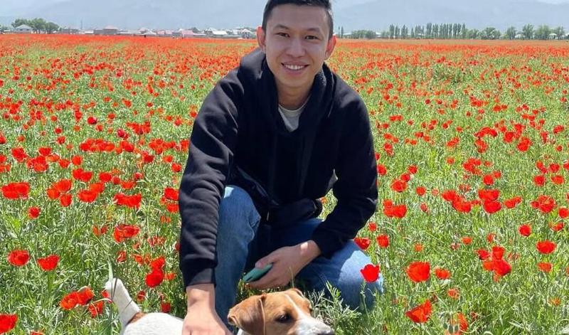 Казахстанский блогер, осужденный за песню о русских, покинул проект Qaznews24