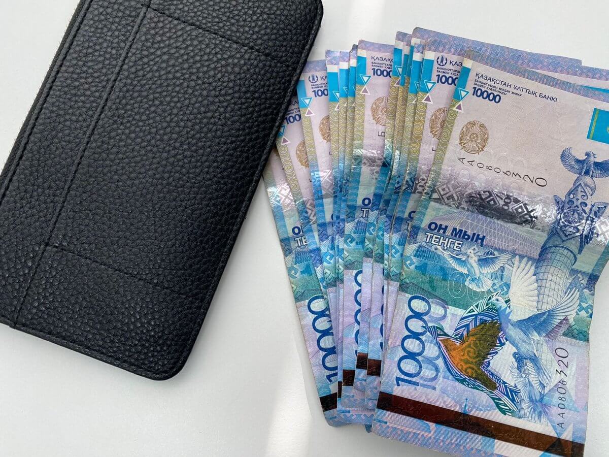 казахстан признали лидером по размеру средней зарплаты в центральной азии