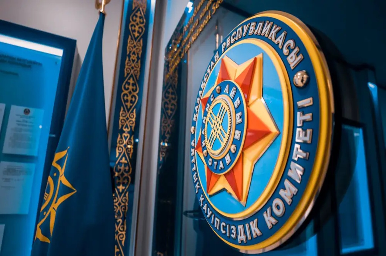 погранслужба казахстана пытается ликвидировать многокилометровую очередь из фур на границе с рф