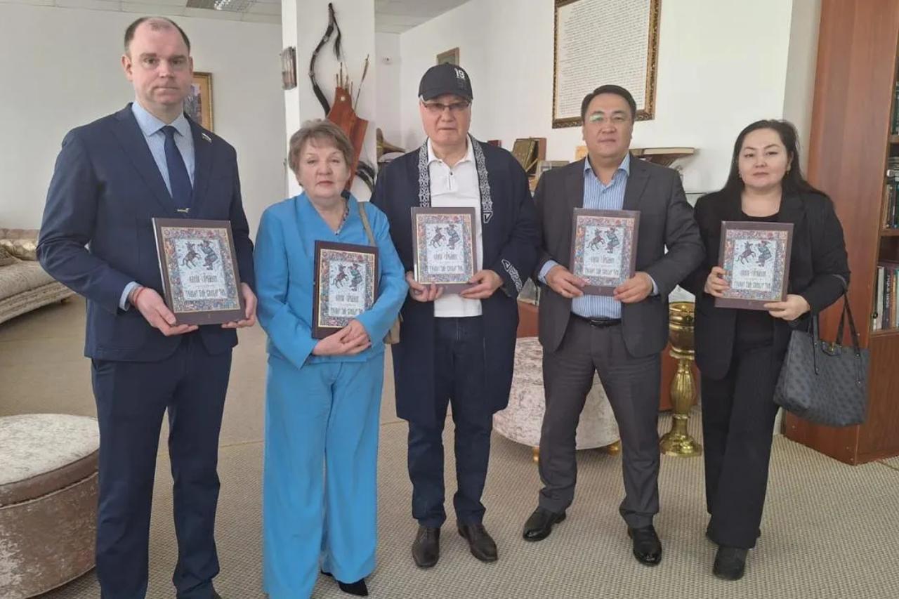  В Астане представили издание «Конька-Горбунка» на двух языках