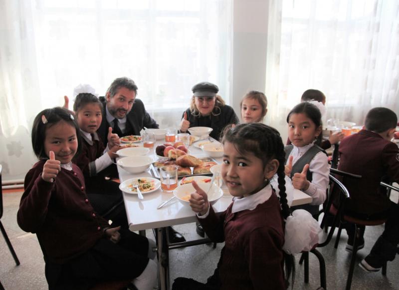 россия продолжает обеспечивать школьников  кыргызстана горячими обедами
