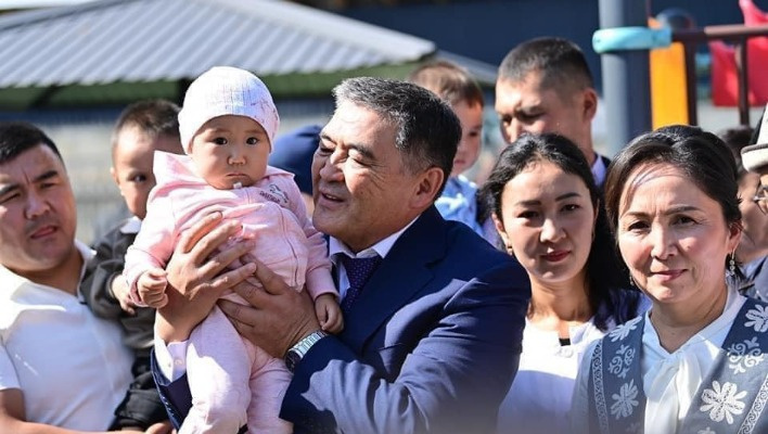 президент кыргызстана распорядился выплачивать многодетным матерям до 2 млн сомов