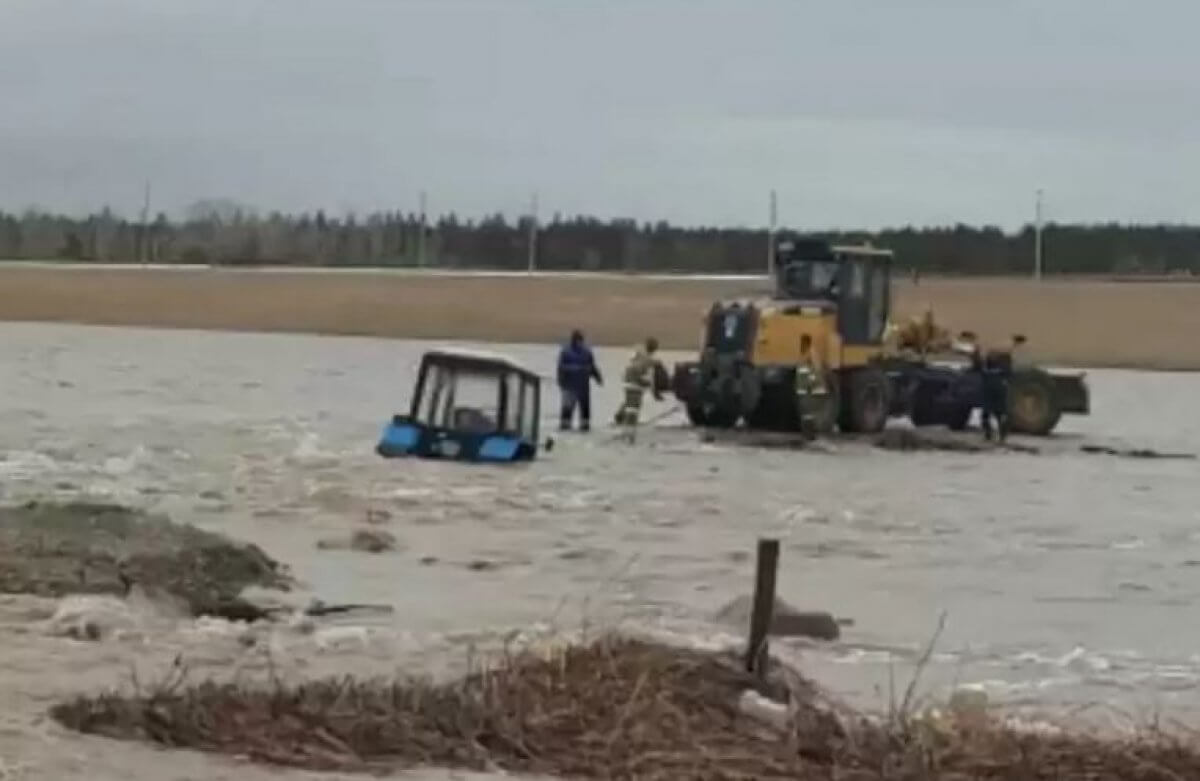 в казахстане трактор ушел под воду вместе с водителем