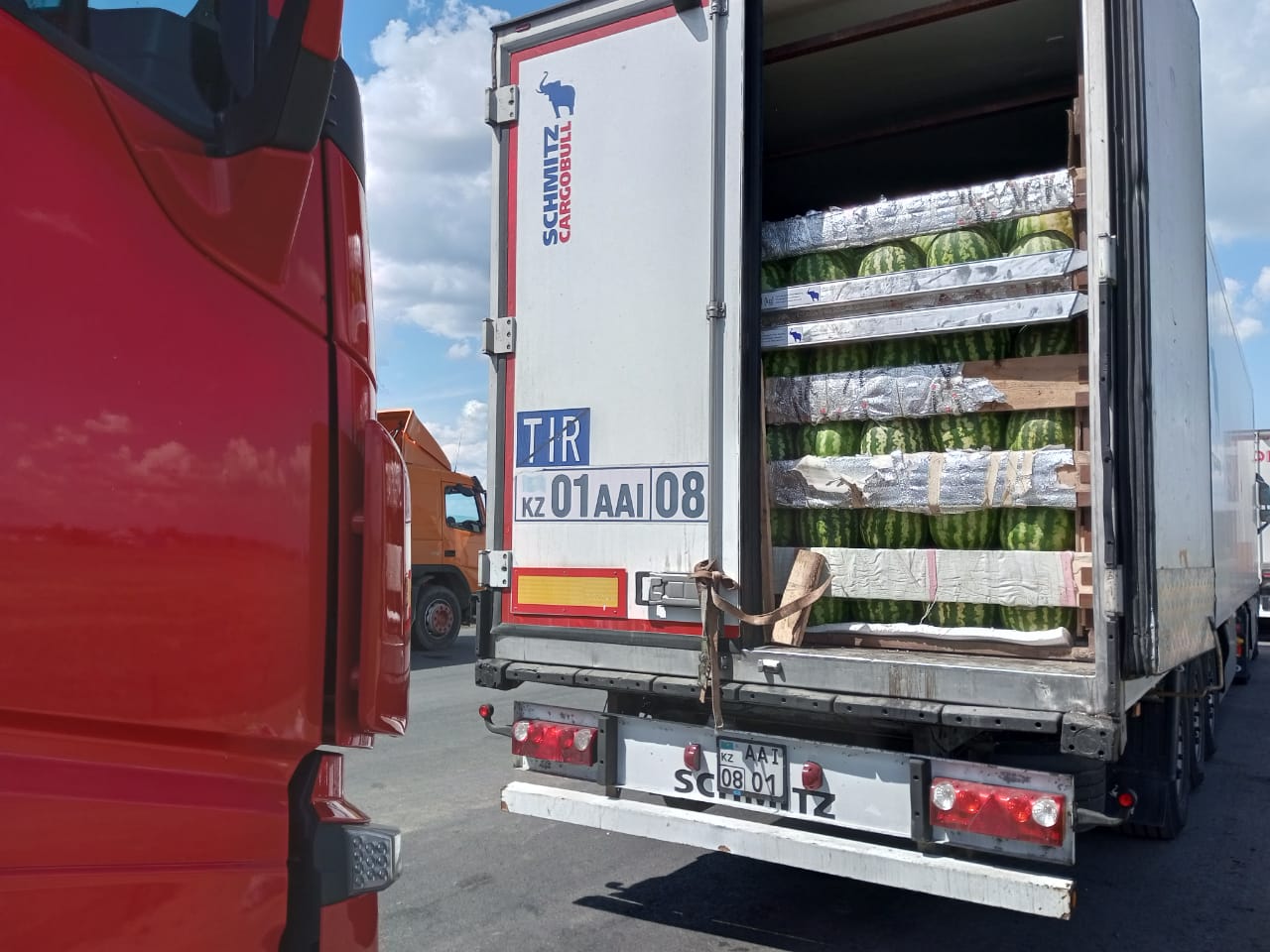 очередь из грузовиков с арбузами образовалась на границе казахстана и россии