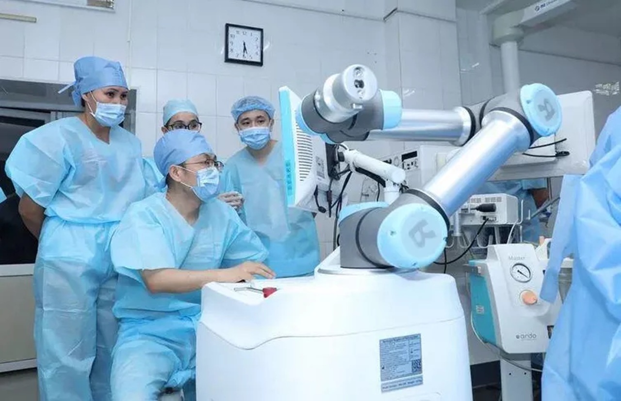 робот будет делать операции людям на мозге в казахстане