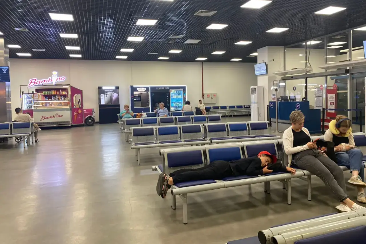 один не дома: 10-летний мальчик из казахстана двое суток пробыл один в аэропорту в турции