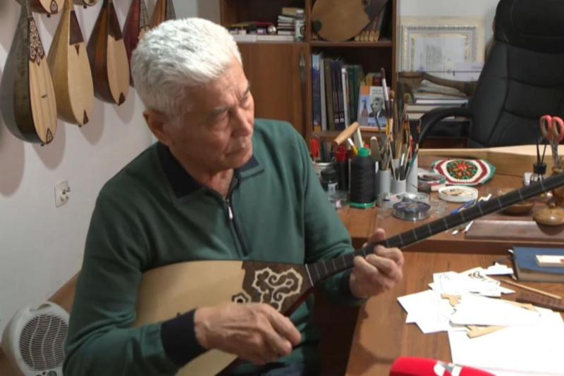 домбра – всему голова: мастер из алматы создал более 2,5 тысяч национальных инструментов