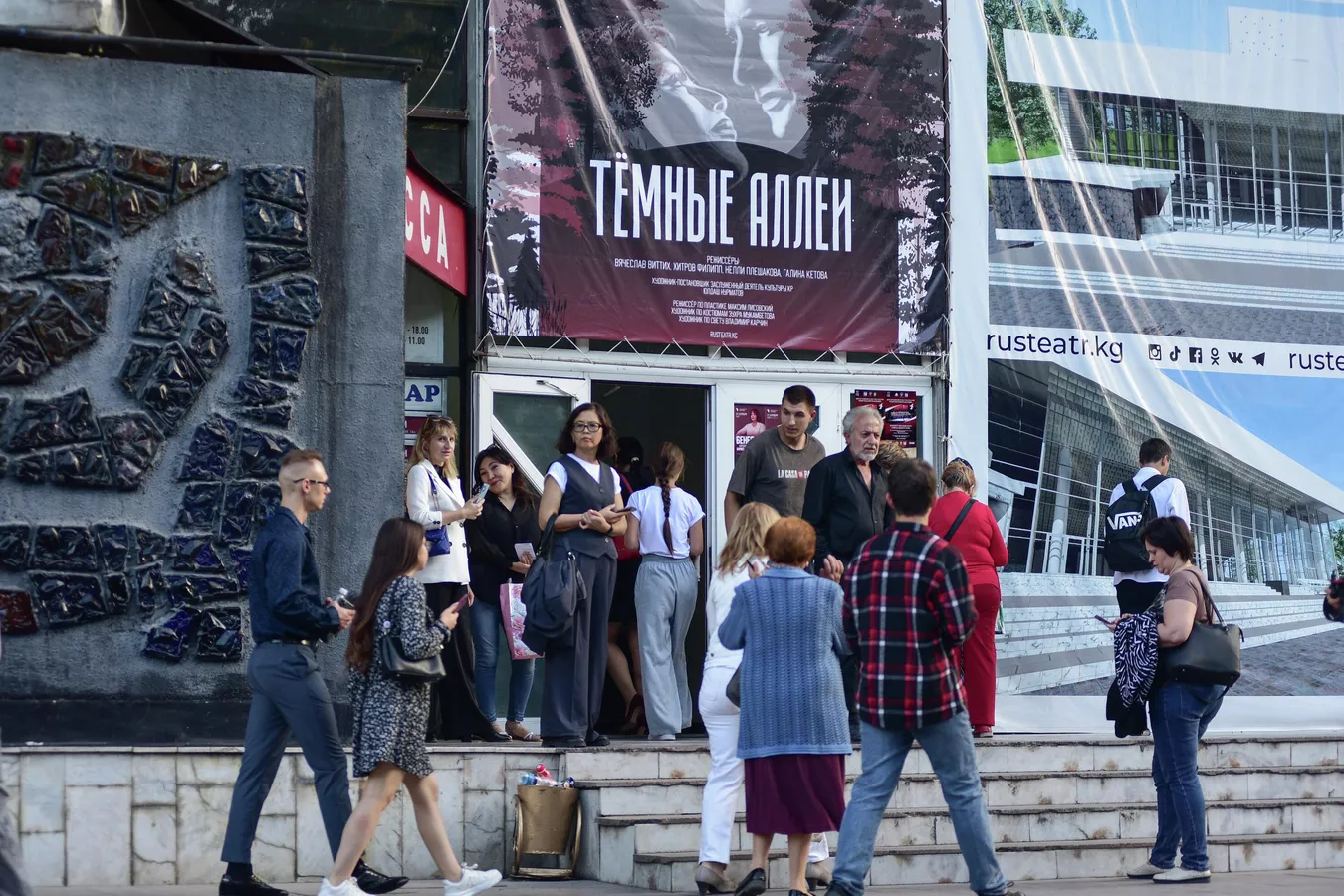от «темных аллей» в бишкеке стало светлее: спектакль по произведениям русского писателя прошел с аншлагом