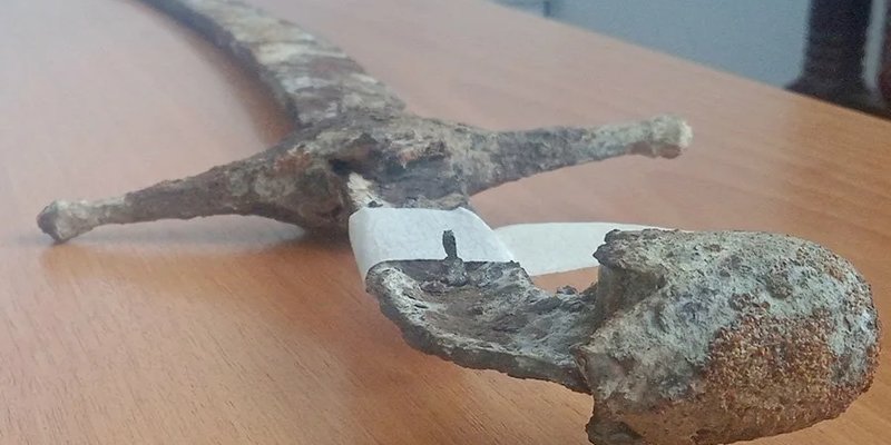 уникальная старинная сабля с изогнутым лезвием найдена в кыргызстане