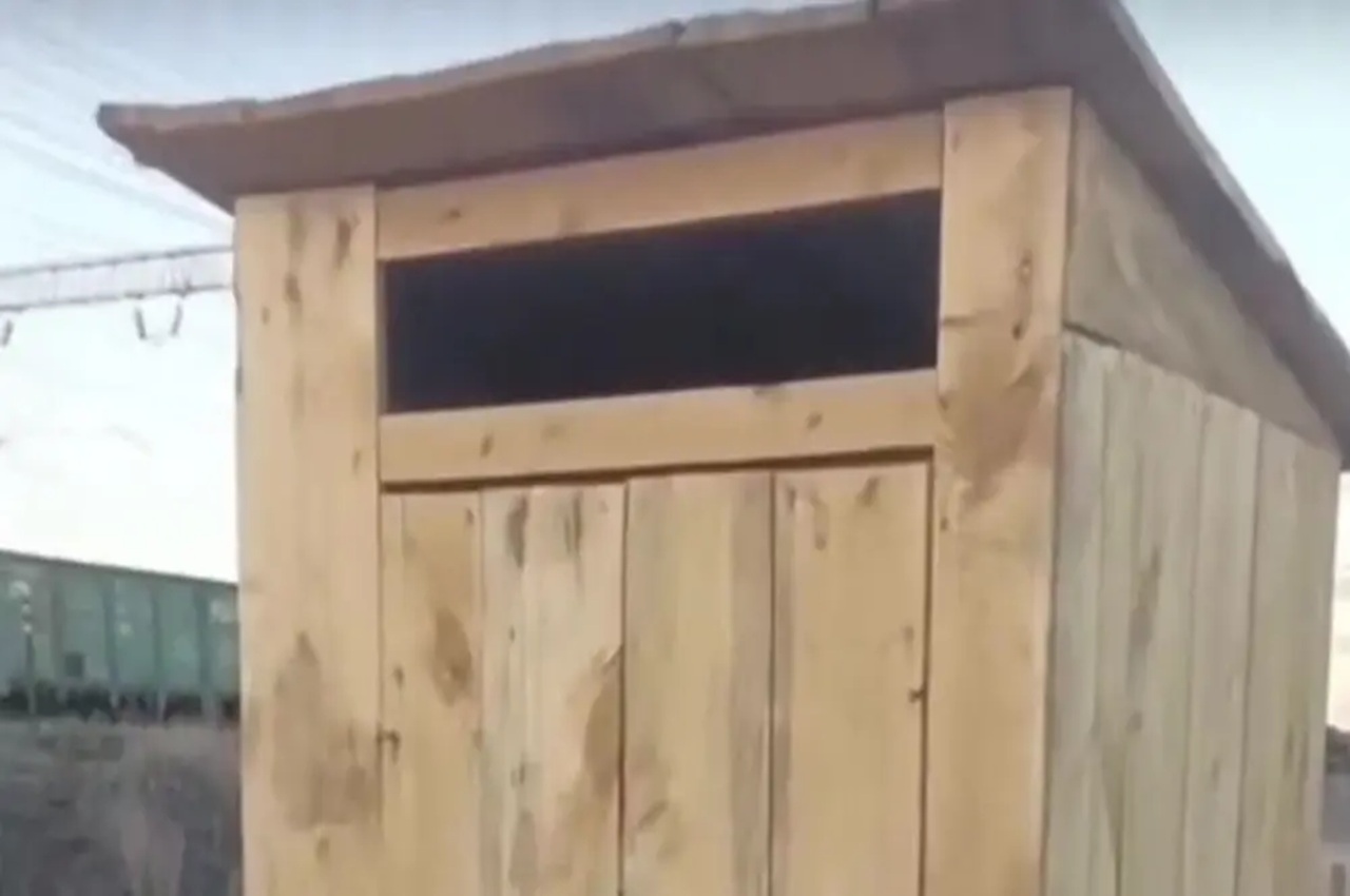 туалет без ямы: в казахстане из-за деревянного санузла разгорелся скандал