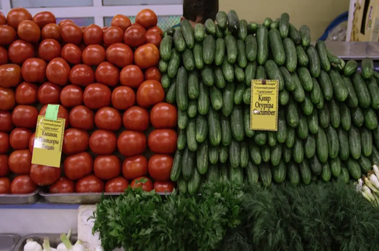 казахстанцам пообещали стабилизировать цены на огурцы и помидоры