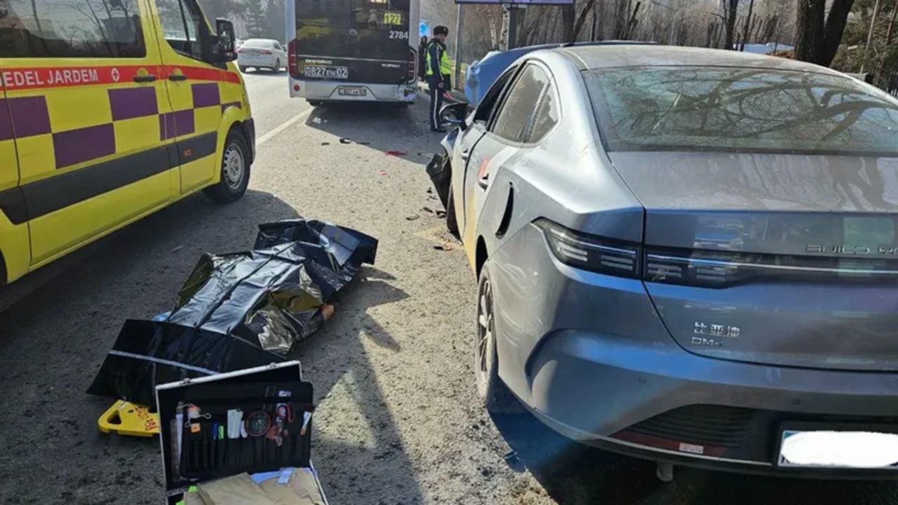 водитель такси скончался за рулем, спровоцировав массовую аварию в алматы