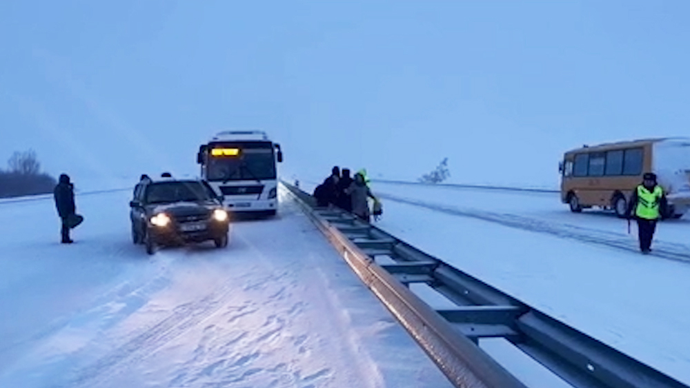 из сломавшегося автобуса на севере казахстана эвакуировали 16 замерзающих россиян