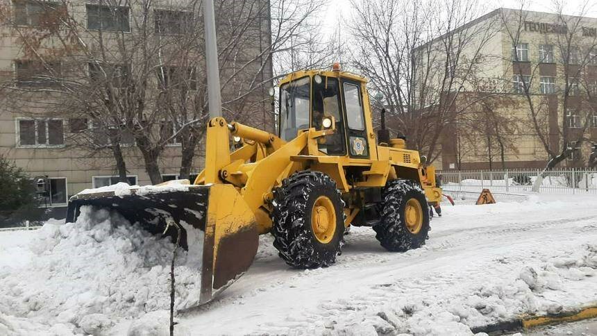 в казахстане военнослужащих мчс привлекли к уборке снега