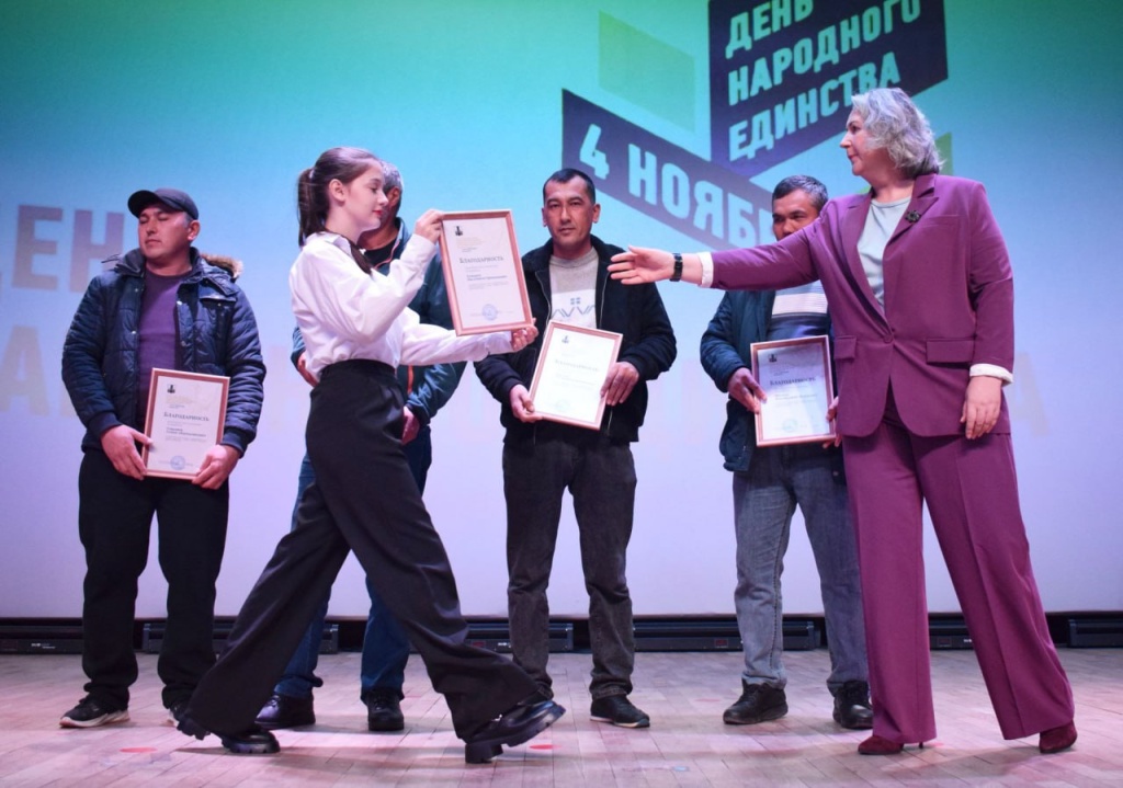 на курилах чествуют рабочих из узбекистана: парни спасли тонущего ребенка и мужчину