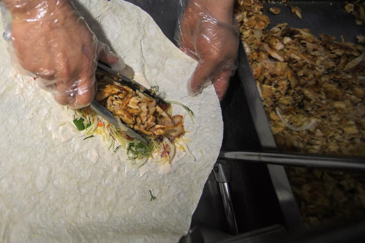 число пострадавших от отравления шаурмой в частной школе бишкека выросло до 63 человек