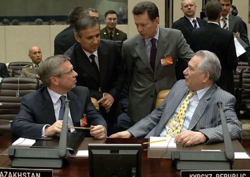 мид кыргызстана опубликовал редкие фото чингиза айтматова к 95-летию писателя