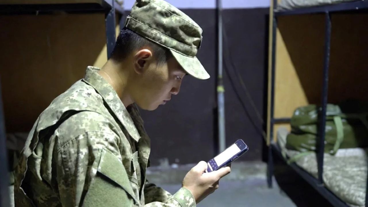 в казахстане срочникам разрешили пользоваться смартфонами