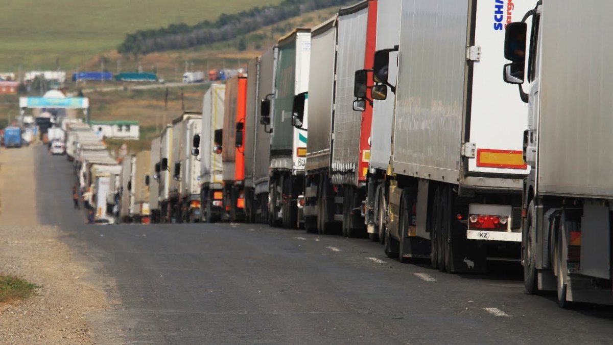 казахстанским водителям разрешили оставаться в россии больше положенного срока