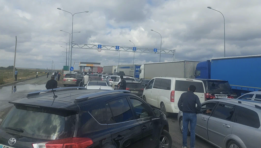 затор на границе: скопление транспорта образовалось на погранпереходе казахстана с рф