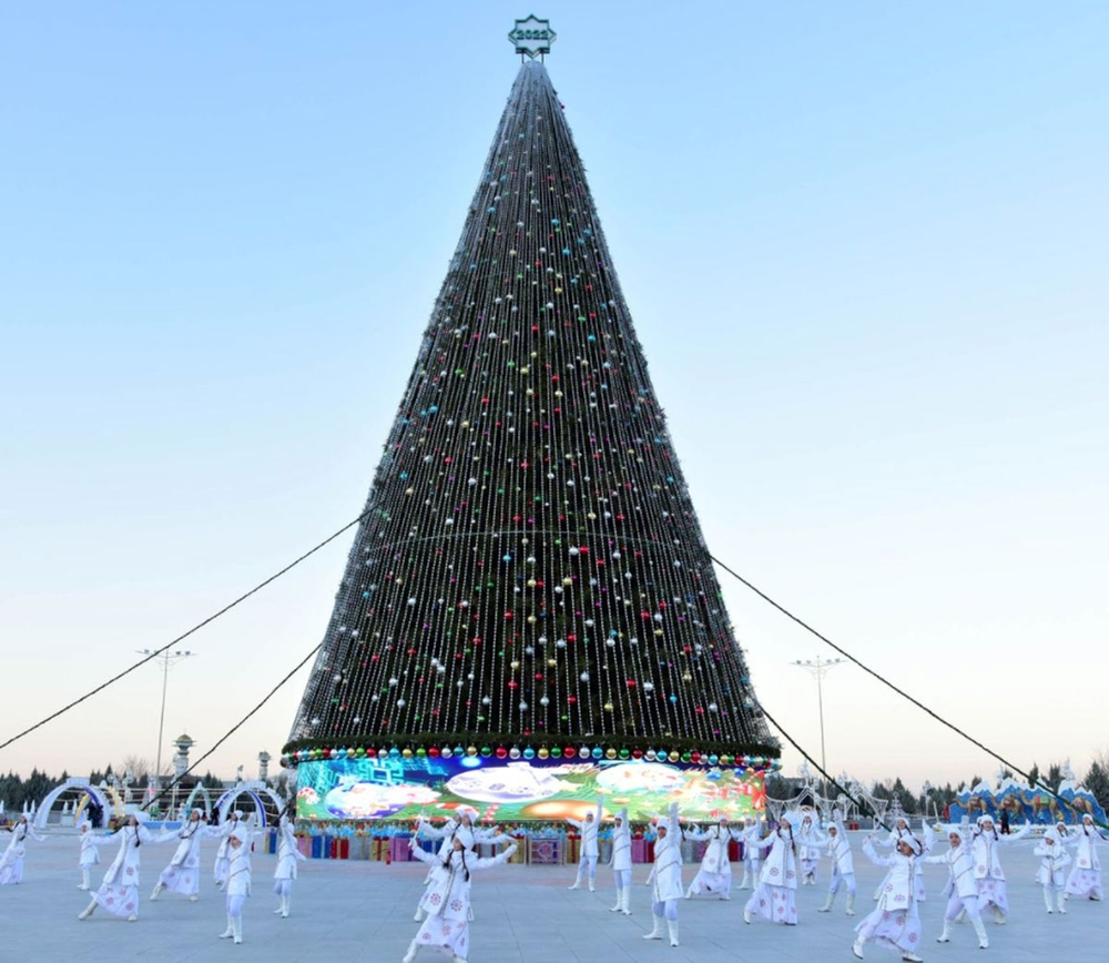 главную елку туркменистана украсили ветками пихты из сибири