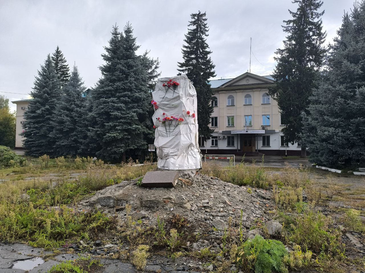 История великого обмана Зыряновска: замотанный в тряпье Ленин, гопники с ножами и заброшенные дома и заводы рядом с акиматом