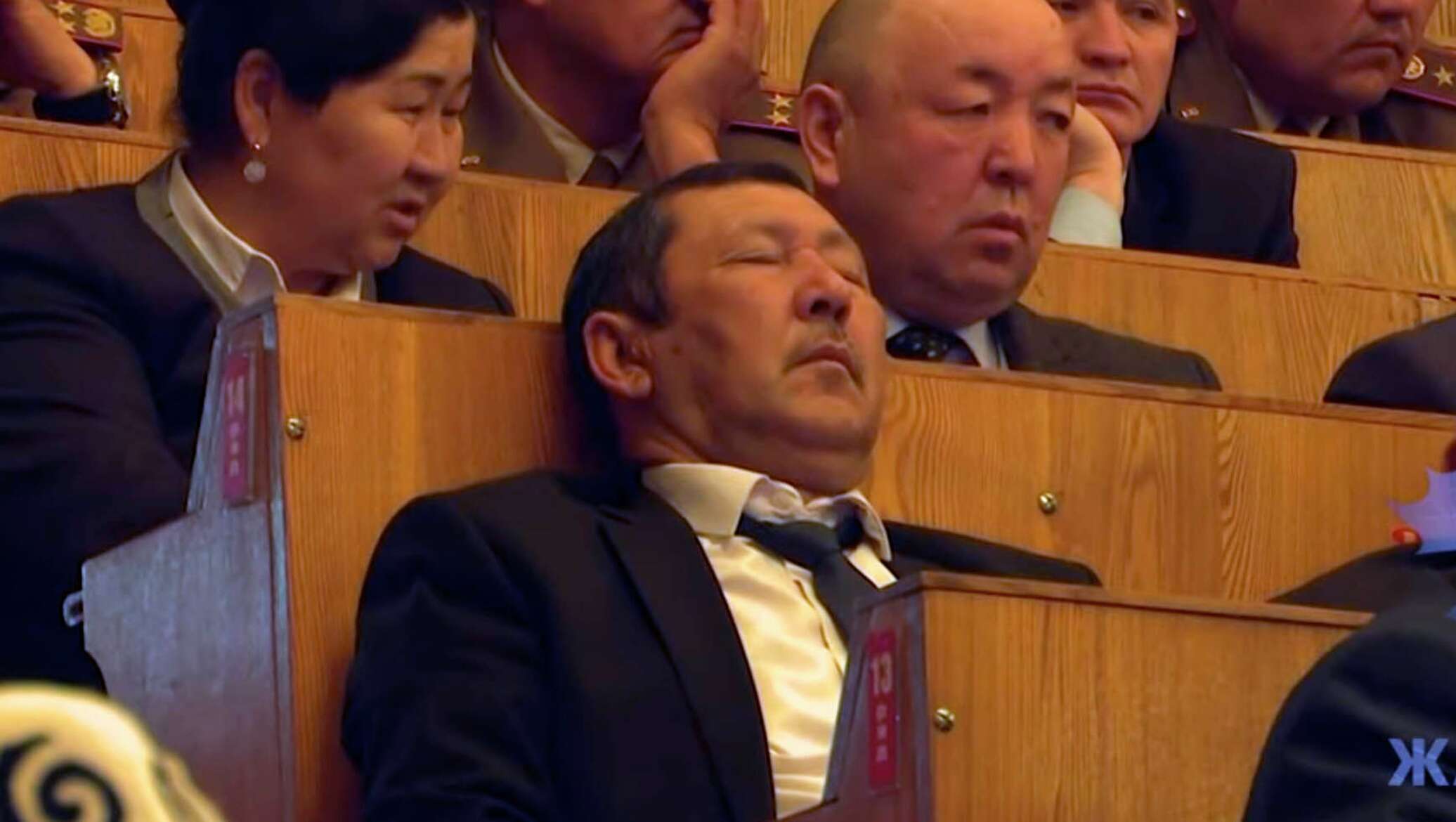 число чиновников сократят вдвое в ряде городов и сел кыргызстана