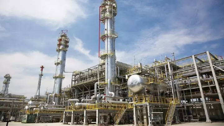 крупнейший нефтехимический завод казахстана приостановит свою работу