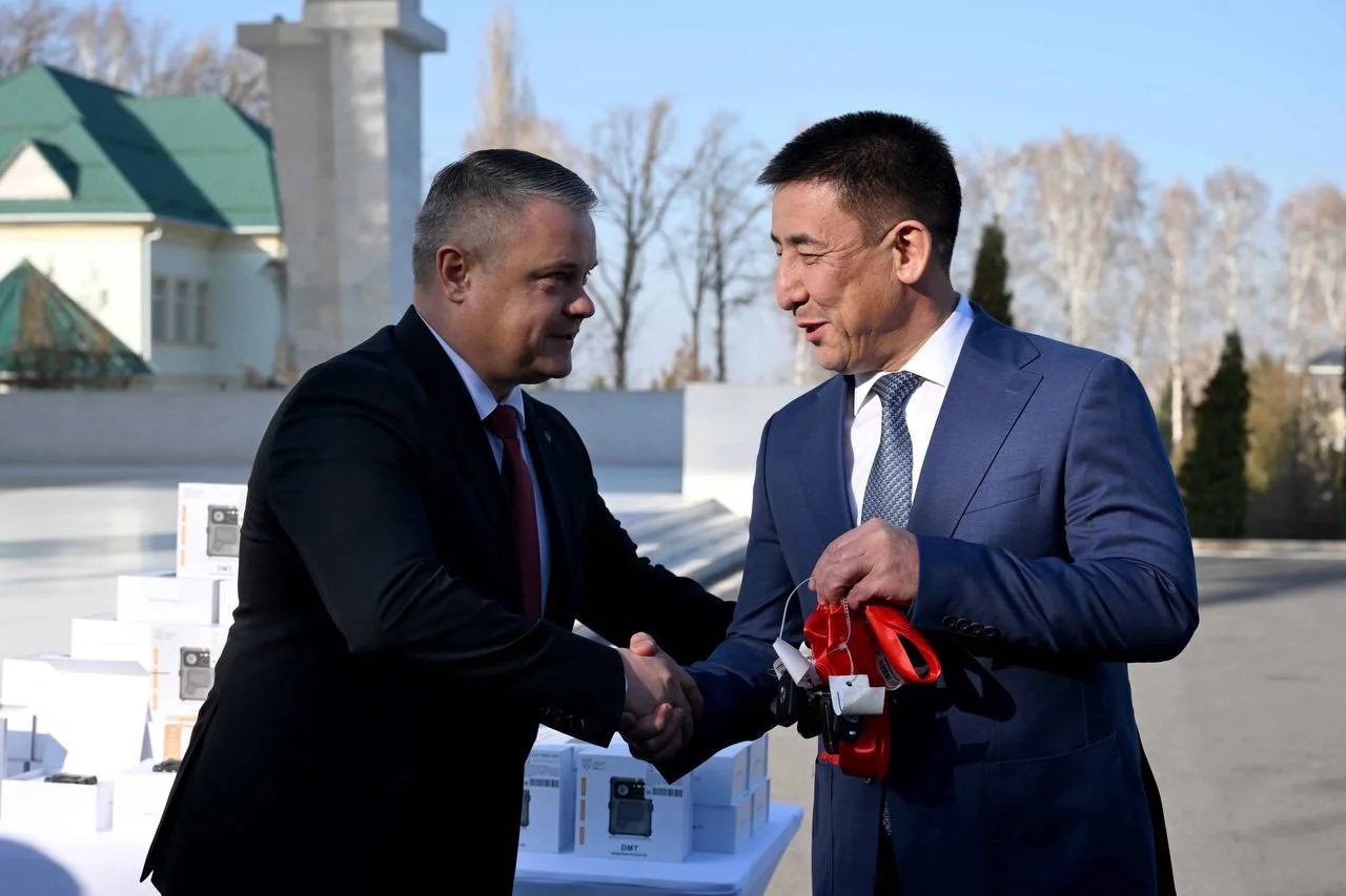 россия передала кыргызстану оборудование для таможни и школьные учебники по русскому языку