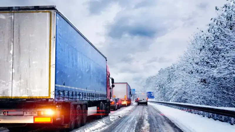 затор на границе: почти 500 грузовиков стояли в  очереди на границе кыргызстана с казахстаном