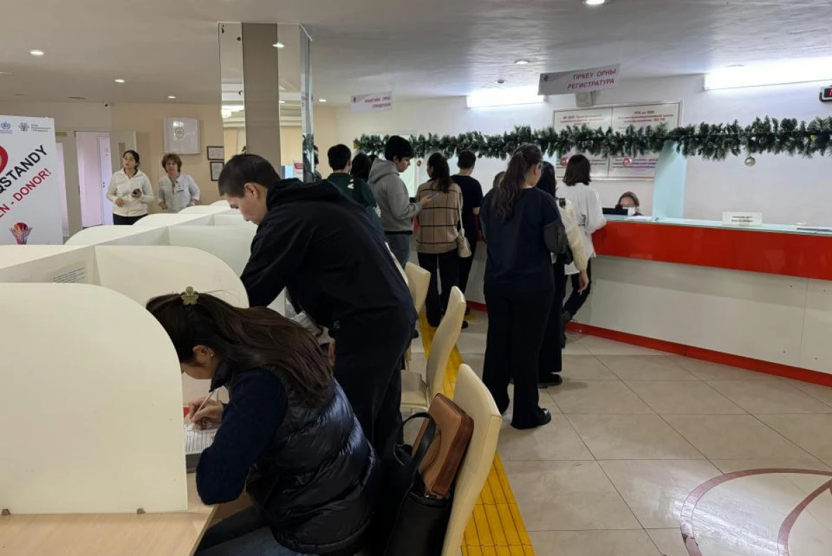 авиакатастрофа в актау: жители астаны сдают кровь и несут цветы после авиакатастрофы