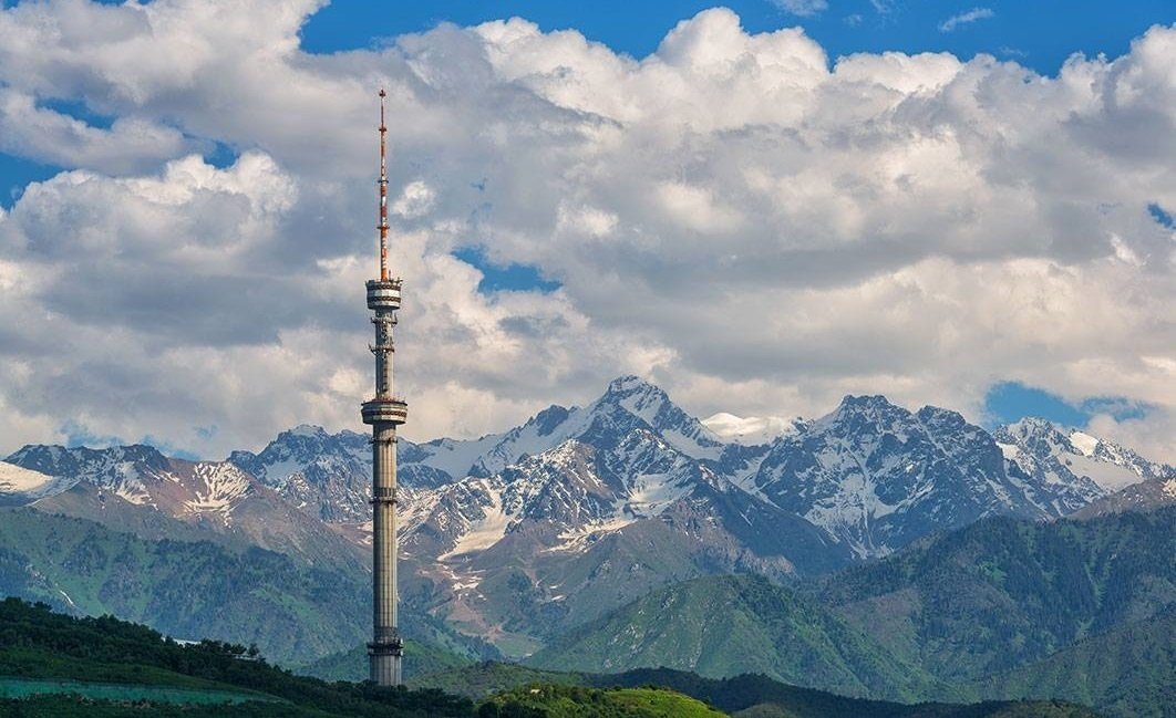 в телебашню в алматы ударила молния (видео)