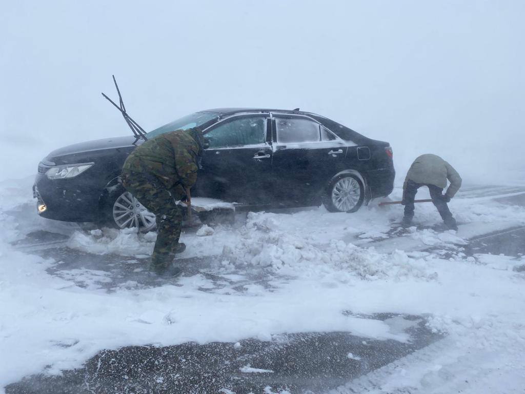 ухудшение погодных условий в казахстане привело к закрытию более ста участков дорог 