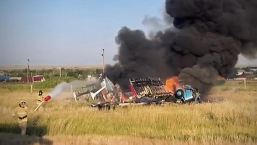 крушение самолета в казахстане: пилоту удалось выбраться из горящей техники