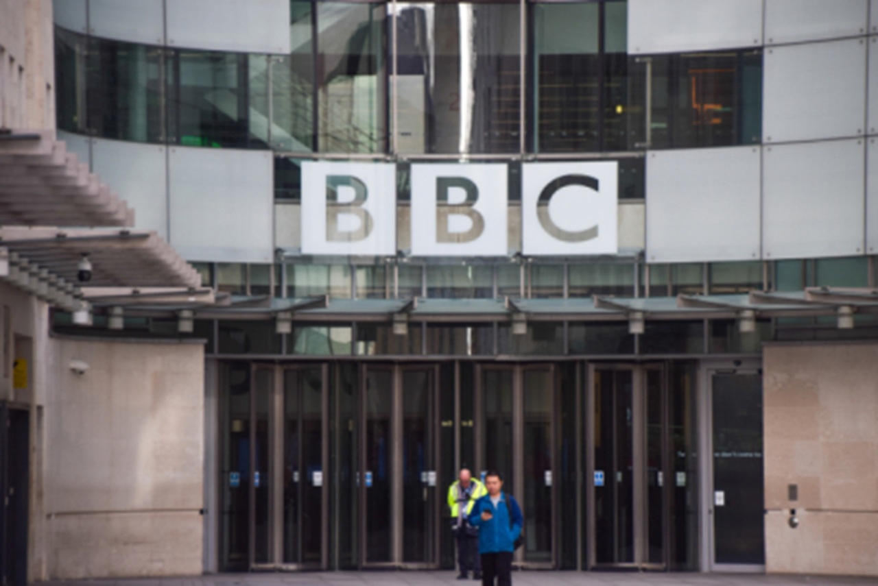 глава би-би-си ушел в отставку после того, как разоблачили ложь его журналистов